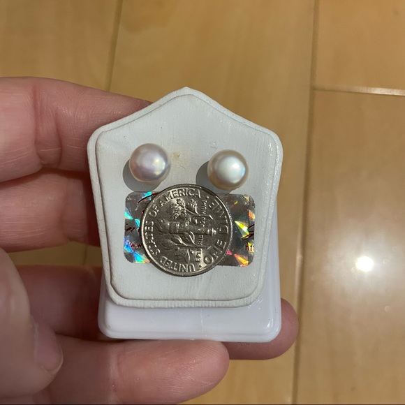 7.5mm white freshwater pearl studs - Picture 2 of 3